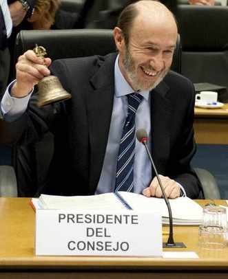 El ministro español muy sonriente toca la campana que inicia el Consejo