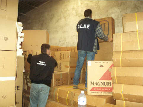 Miembros de OLAF inspeccionan un almacén