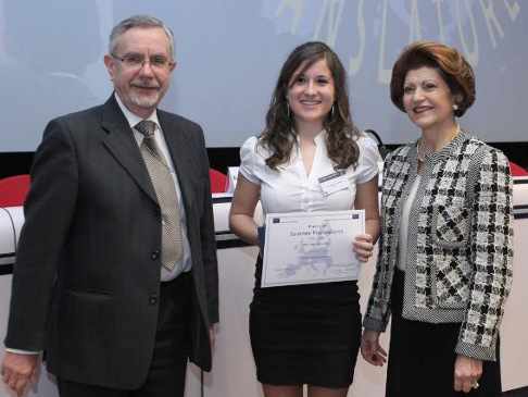 La ganadora española del premio entre el director general de traducción y la comisaria
