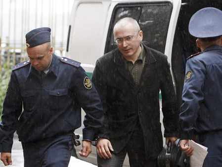 Jodorkovski sale de una furgoneta
