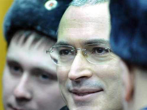 Jodorkovski entre dos policías