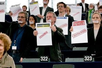 Eurodiputados protestan por la ley de Medios húngara