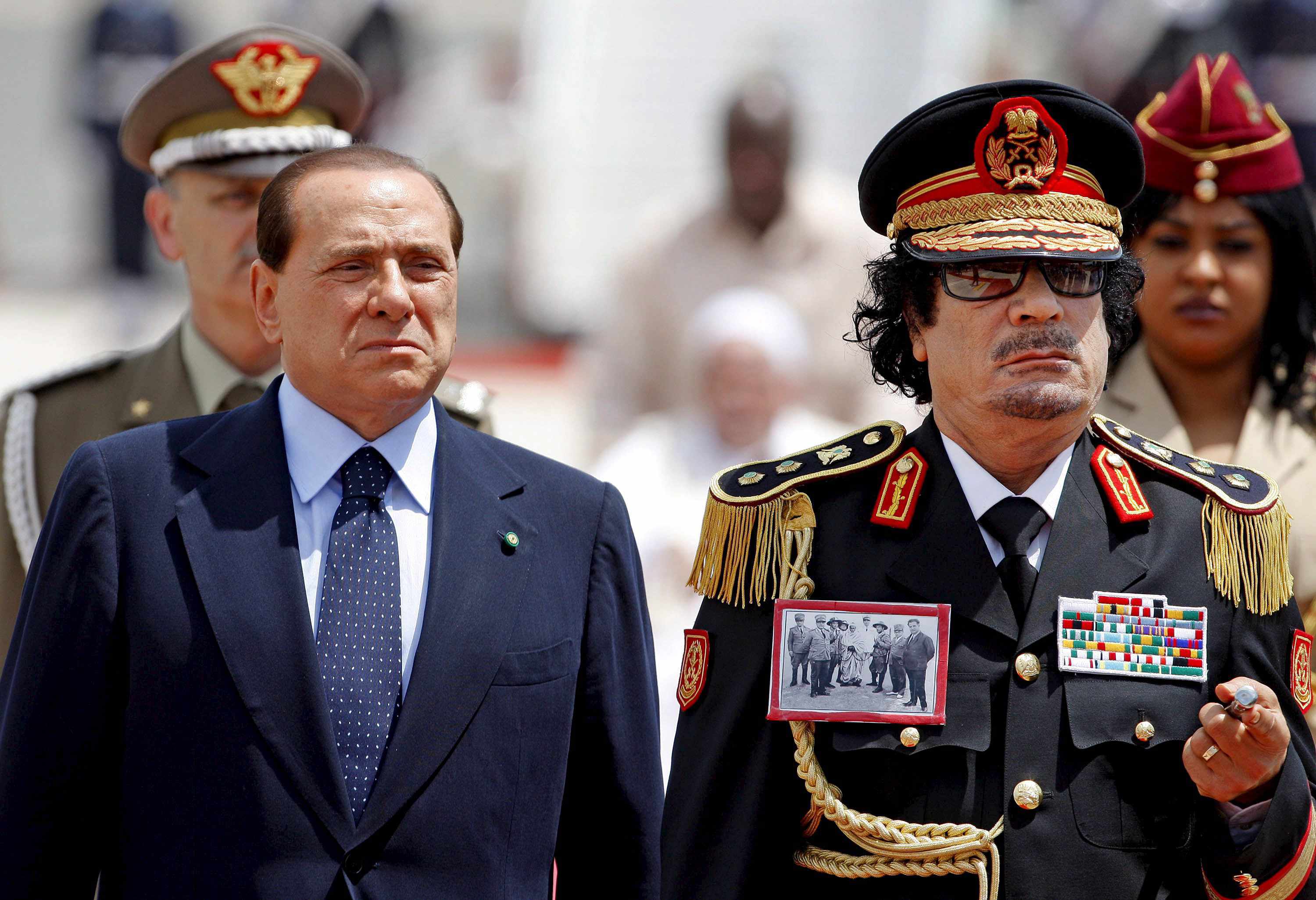 Foto de archivo de Berlusconi con Gadafi