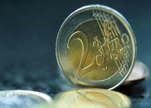 Una moneda de 2 euros en equilibrio