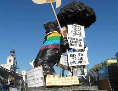 estatua del oso y el madroño de la Puerta del Sol con muchas pancartas