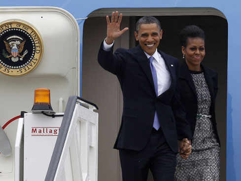El presidente Obama y su esposa saludan desde el avión