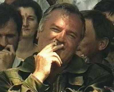 Ratko Mladic fumando entre los soldados