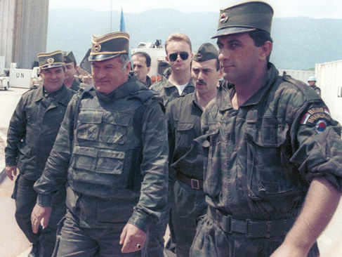 Mladic en el aeropuerto de Sarajevo