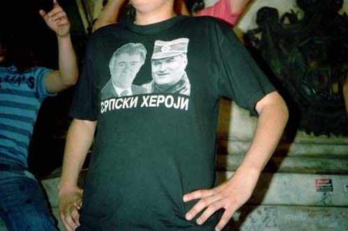 un joven con una camiseta con las fotos de Radovan Karadzic y Ratko Mladic