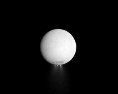 la luna de Saturno de la que salen unos chorros de agua