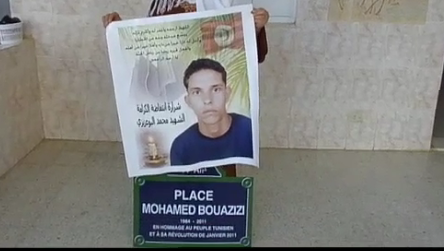 La madre del tunecino Mohamed Bouazizi muestra un cartel con su imagen