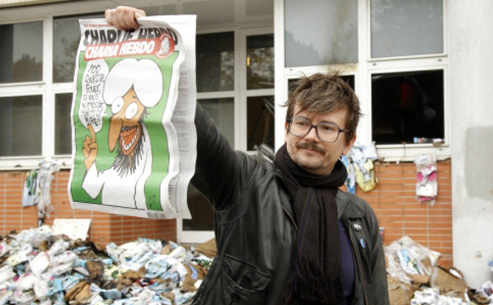 portada, un árabe señala el globo que dice: cien azotes a quien no esté muerto de risa