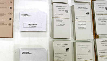 papeletas colocadas en un colegio electoral