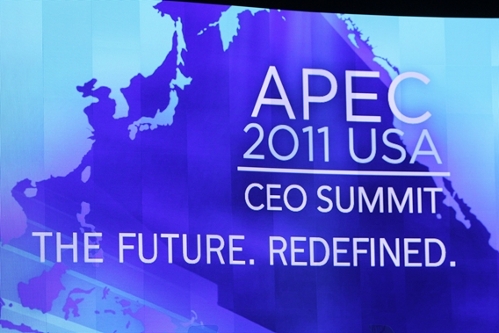 Cartel de la APEC 2011, con una leyenda que dice 