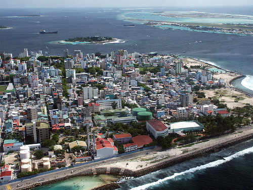 Vista desde el aire de la superpoblada ciudad de Malé