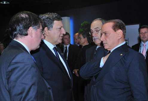 Berlusconi habla con José Manuel Durao Barroso