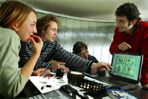 unos jóvenes miran un ordenador con imágenes de animación
