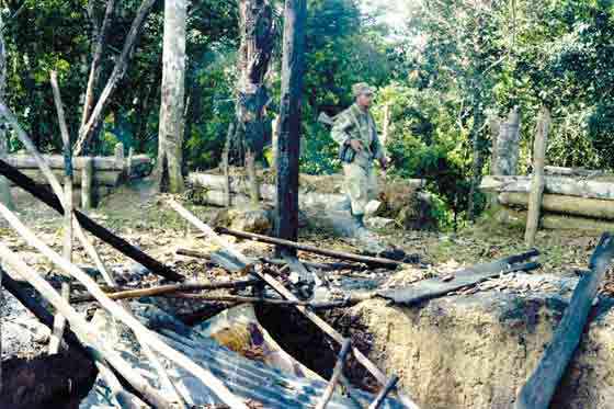 Un militar observa los restos de la base