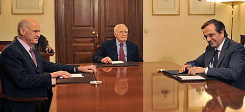Sentados a una mesa el Presidente griego, el primer ministro y el líder de la oposición