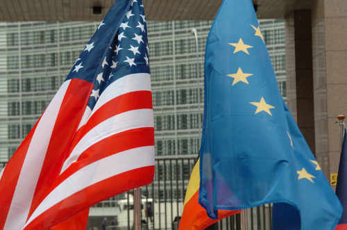 Banderas de Estados Unidos y de la UE