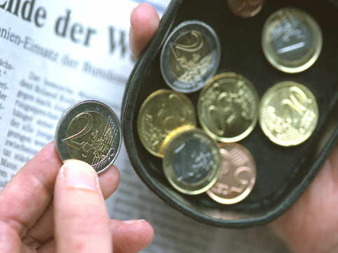 un monedero con euros