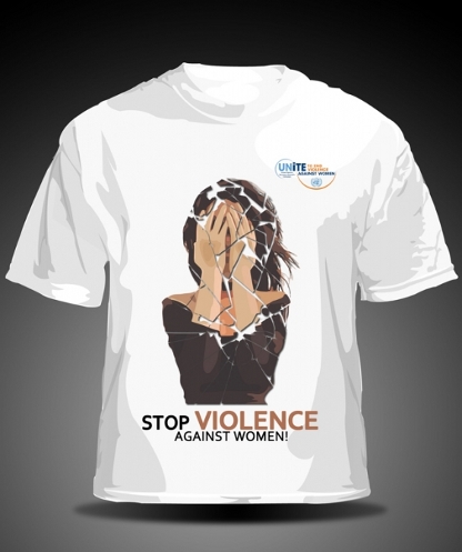 una camiseta con una mujer que se tapa la cara y efecto de cristal que se rompe