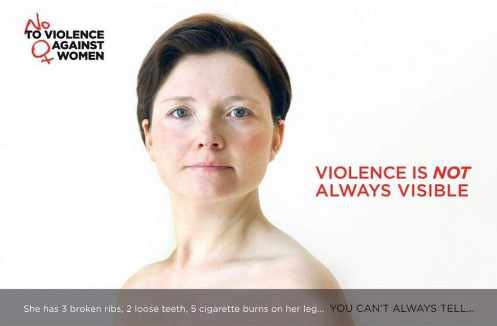 cartel en el que se ve a una mujer, dice: La violencia no es siempre visible 