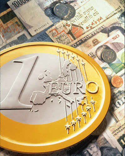 Moneda de un euro sobre billetes de antiguas monedas europeas