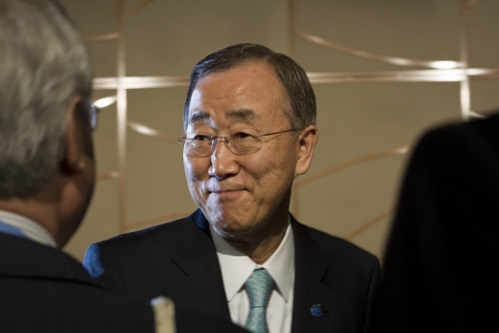 Ban Ki moon hablando en los pasillos de la COP 17