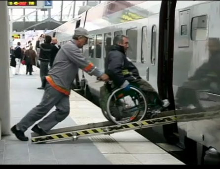 Una persona en silla de rueda accede a un tren