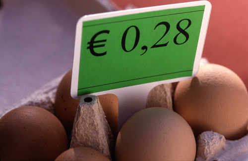 Una caja de huevos con el precio en euros