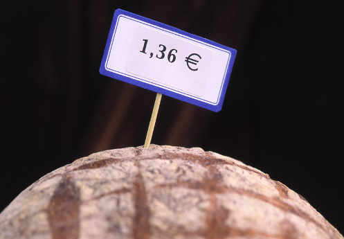 sobre un pan redondo el cartel con el precio en euros