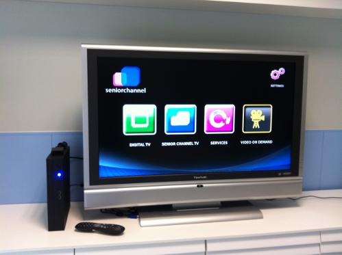 Un televisor con varios cuadros de órdenes en pantalla
