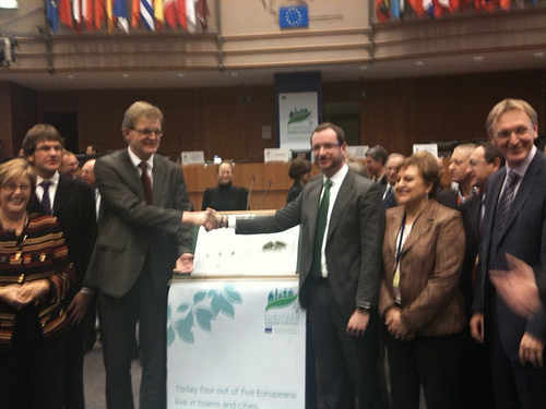 El alcalde de Vitoria recibe el Libro Verde de Hamburgo