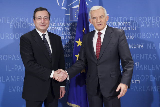 M. Draghi, presidente del BCE, y J. Bucek, presidente del Parlamento Europeo