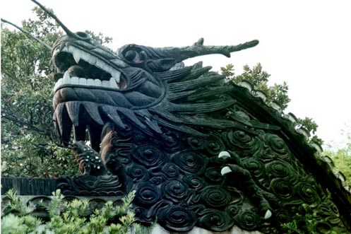 Escultura azul de dragón 
