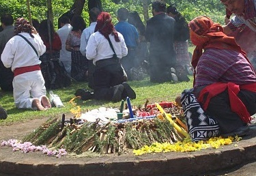 Ceremonia maya en Guatemala