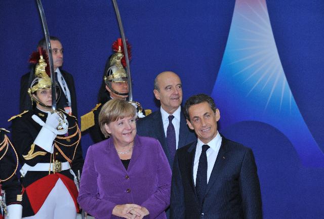 Angela Merkel, Nikolas Sarkozy y el ministro de Asuntos Exteriores francés, Alain Juppé