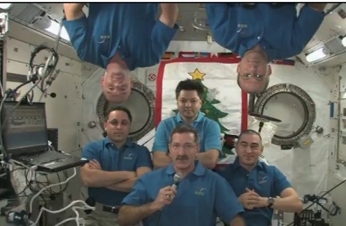 Los astronautas de la Estación Espacial felicitan el año