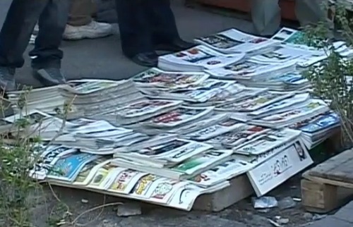 Periódicos y revistas en venta,en el suelo