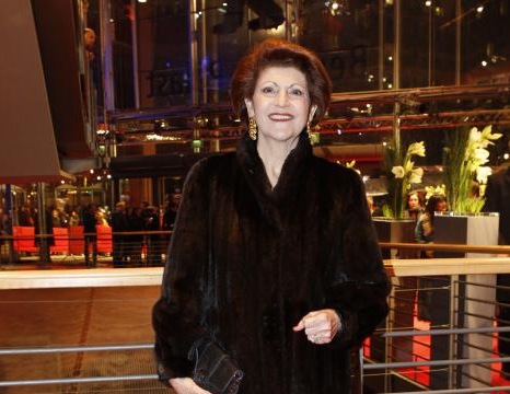La comisaria de cultura con un abrigo de visón en la alfombra roja de la Berlinale