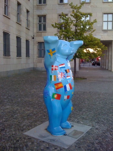 El oso, símbolo de Berlín, con banderas de la UE