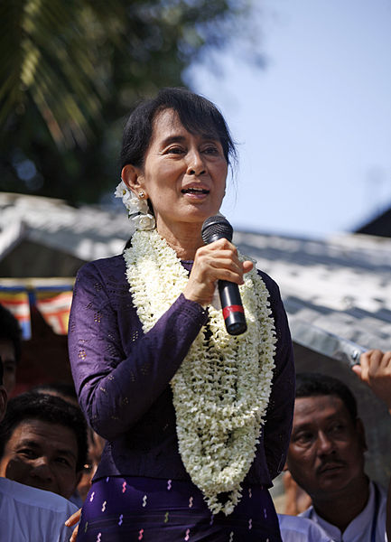 Ann Suu Kyi, ante el micrófono