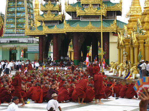 Monjes sentados en un templo