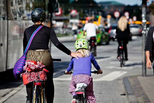 Mujer y niña pasean en bici en Dinamarca