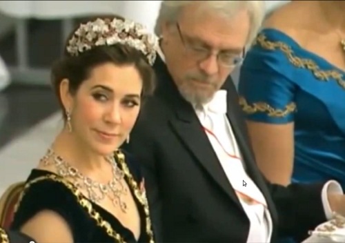 El esposo de la presidenta de Finlandia mira el escote de la princesa Mary