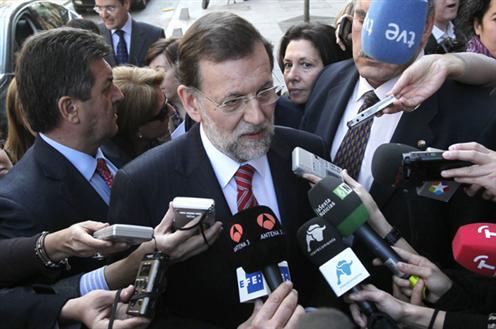 Rajoy responde ante numerosos micrófonos