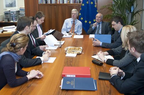 Mesa de negociación entre Serbia y Kosovo con mediación de la UE