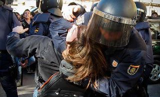 Represión de la policía a los estudiantes en Valencia