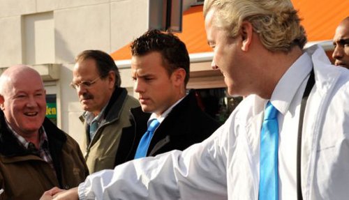 Geert Wilders saluda a ciudadanos holandeses
